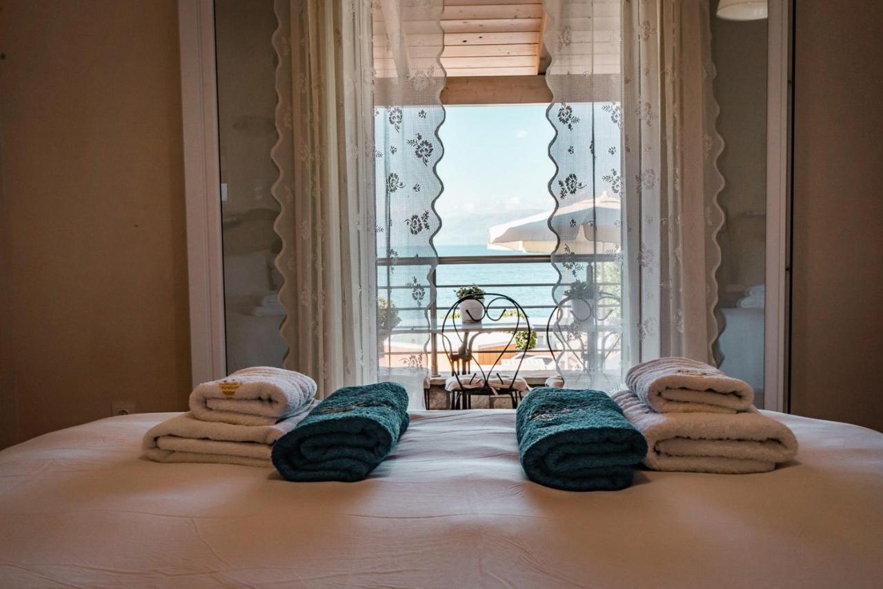 Neptune Sea House - Beachfront Agios Spyridon (Corfu) Exterior foto