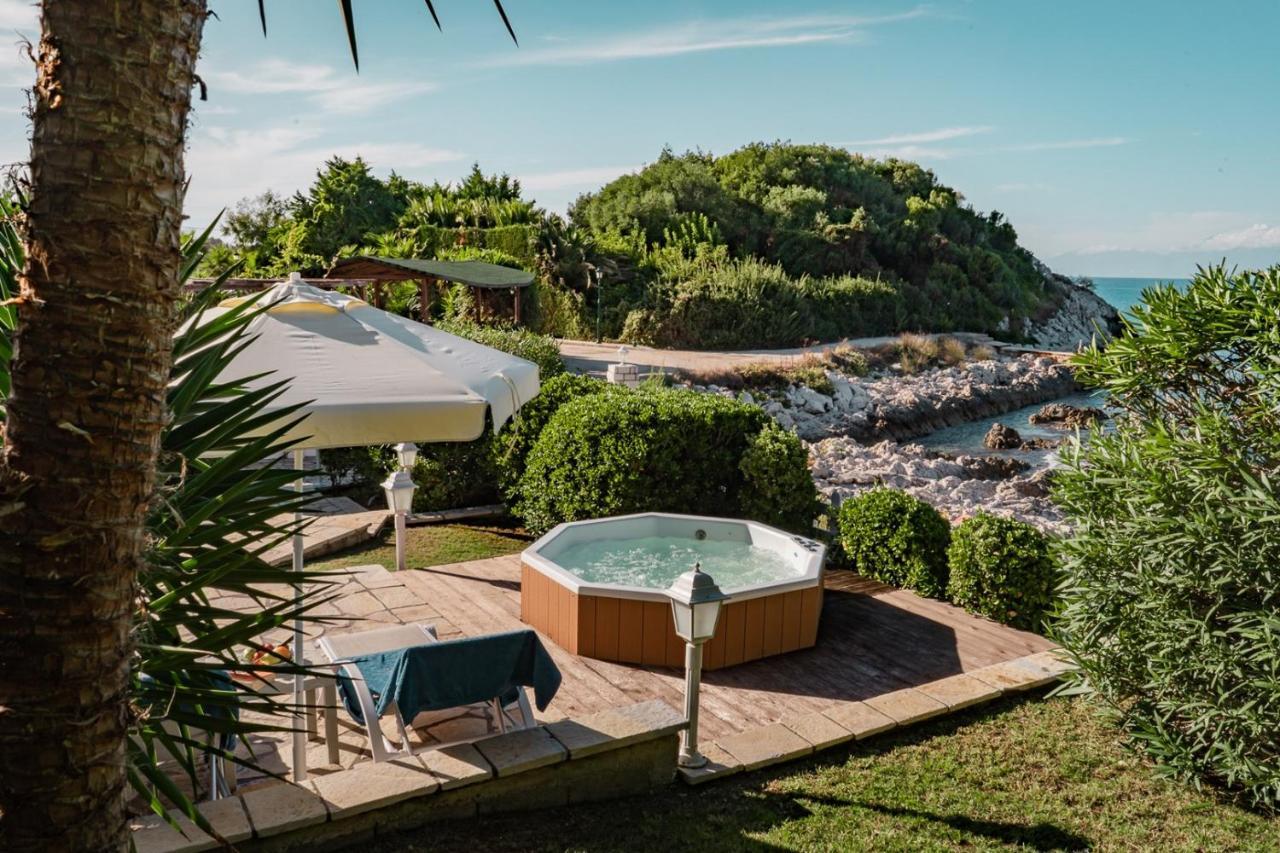 Neptune Sea House - Beachfront Agios Spyridon (Corfu) Exterior foto